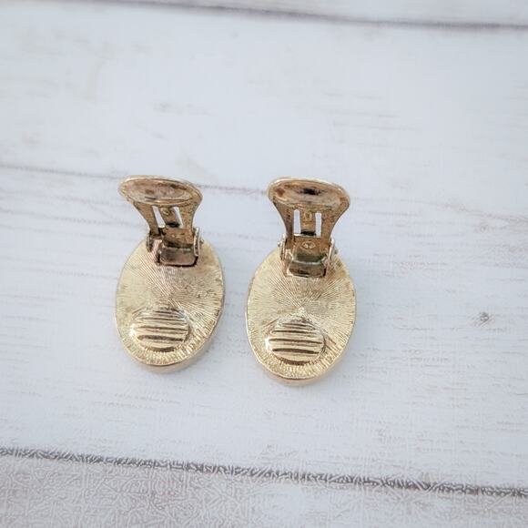 Vintage Clip On Earrings Retro Stylish Black Oval with Gold Tone Halo Elegant - Picture 4 of 5